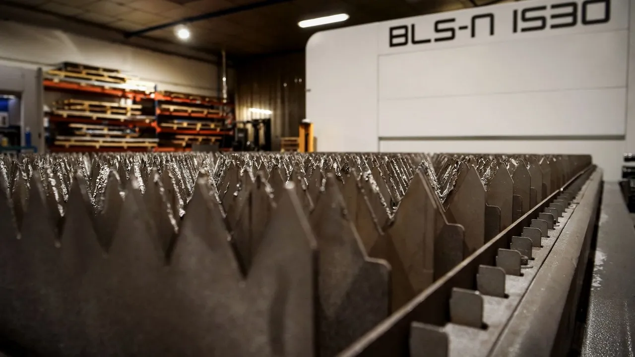 Mesa de lamas de la máquina de corte láser de IMGAR, en contrapicado, con la nave al fondo