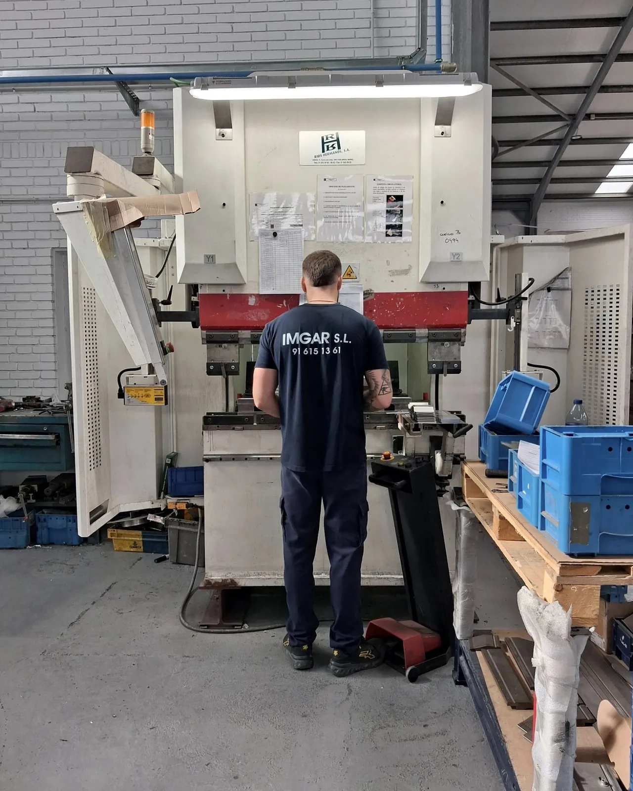Operario de IMGAR trabajando en una plegadora CNC del taller de IMGAR